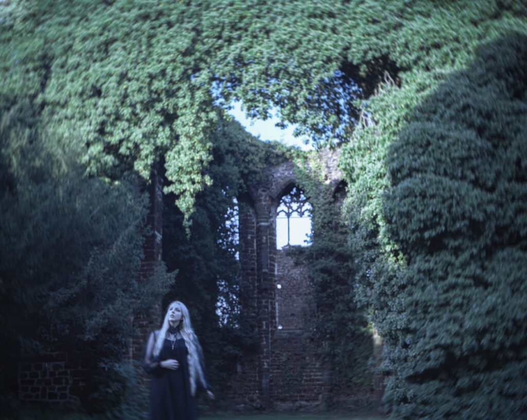Sylvaine in ivy-covered ruins