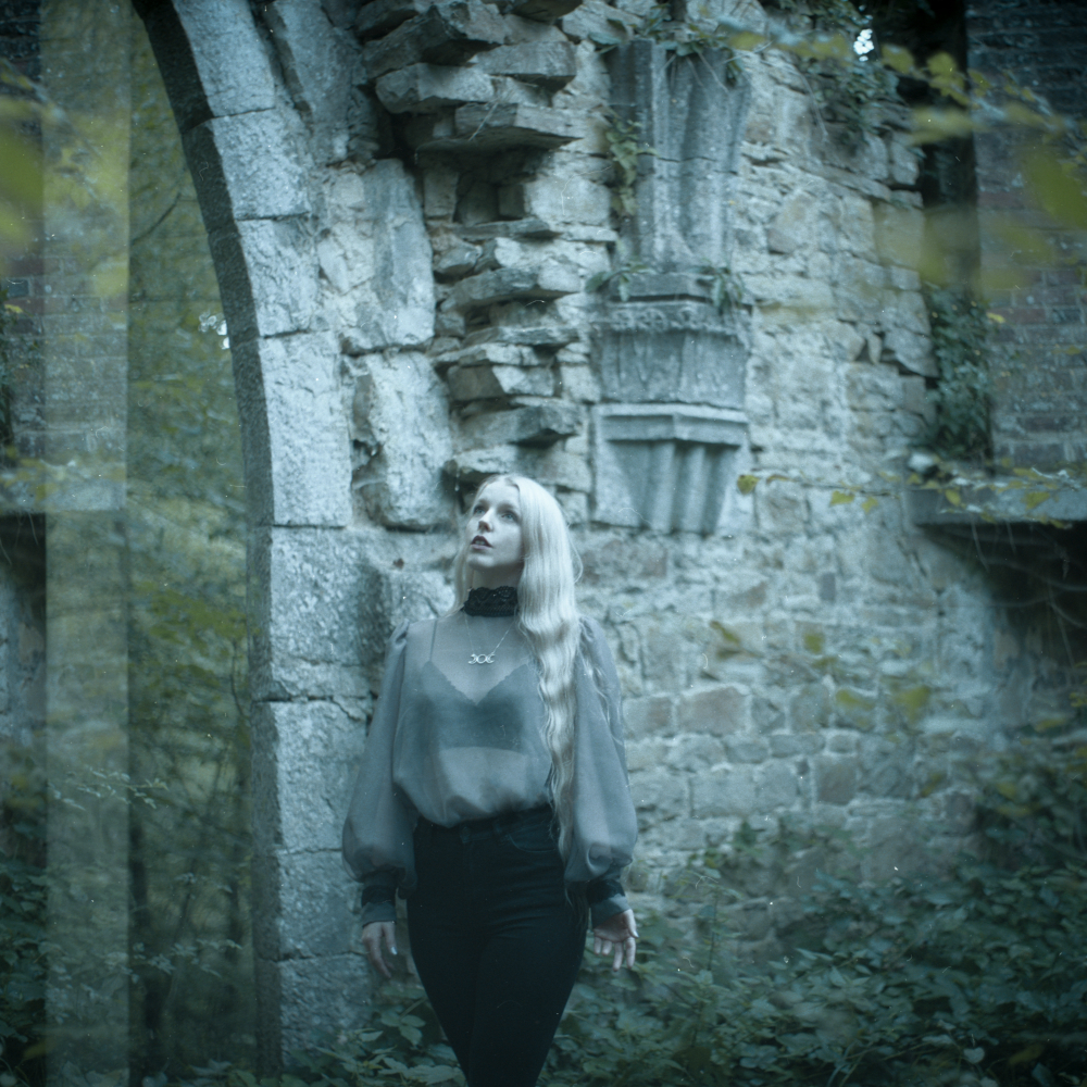 Sylvaine in romantic ruins