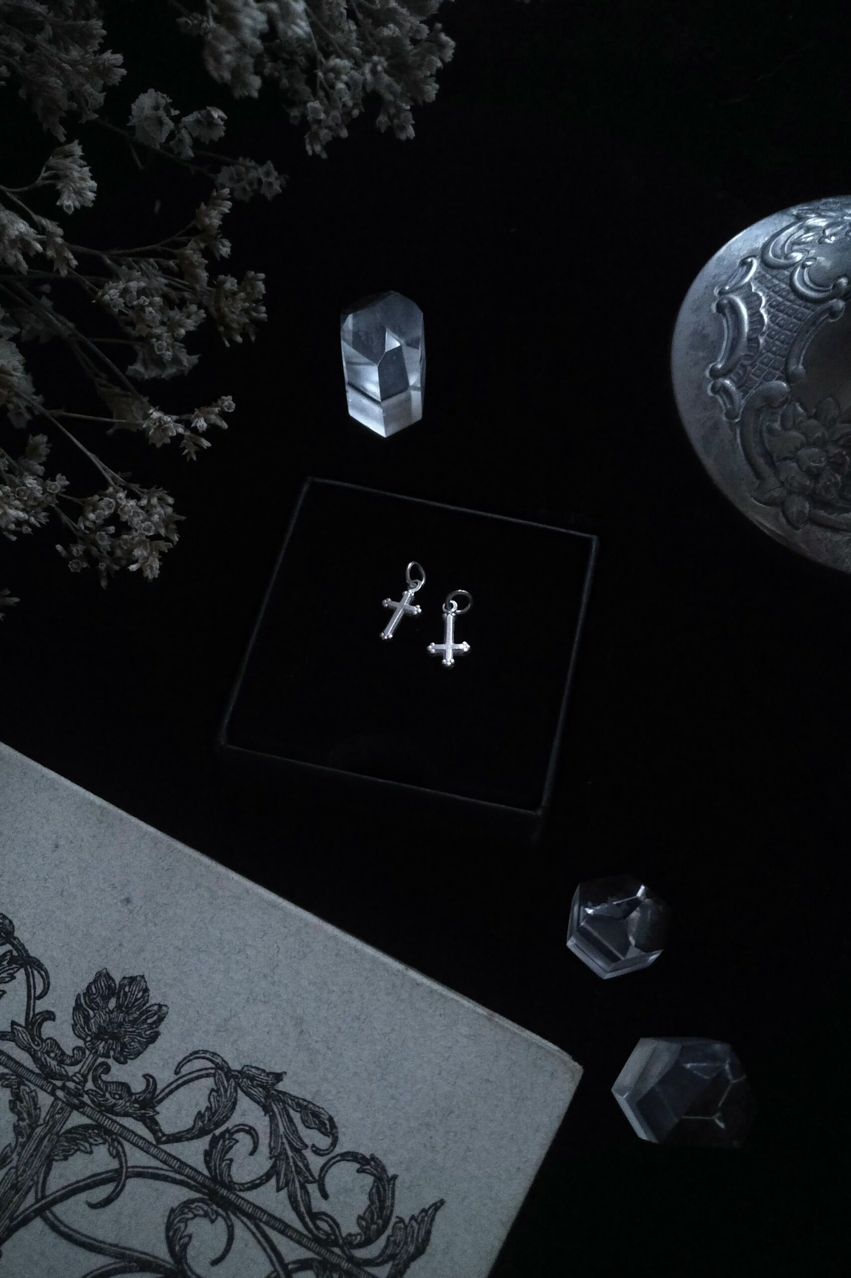 MEMENTO MORI & IROM OTNEMEM AMULET ✷ sustainable silver - miniature trefoil cross or inverted crucifix - Image 9