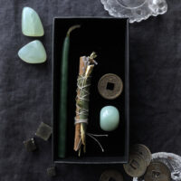 CABRE D'OR. ABUNDANCE THEMED BOX ✷ LAST 1 - Organic smoke wand, lucky feng-shui coin, candle, green jade - Image 3