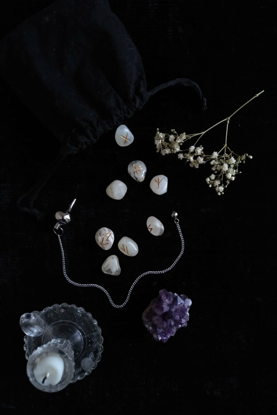 DIVINATION TRAVEL KIT ※ silver metal pendulum & resin mini runes - Image 2