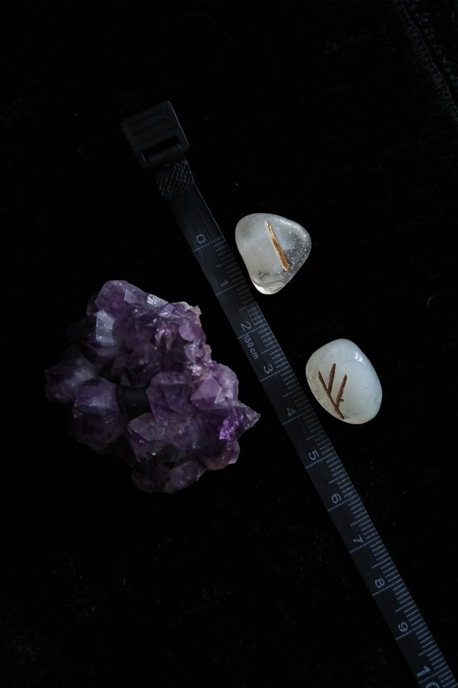 DIVINATION TRAVEL KIT ※ silver metal pendulum & resin mini runes - Image 4