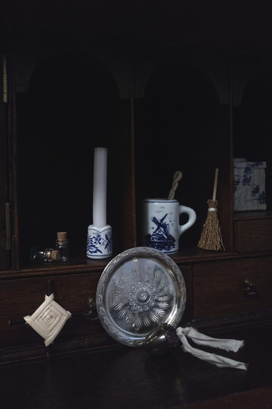 SLEEPY-HOLLOW WITCH. PORTABLE ALTAR KIT ✷vintage mini tray, cup & candle holder, wicker cross, mini vials, compass - Image 2