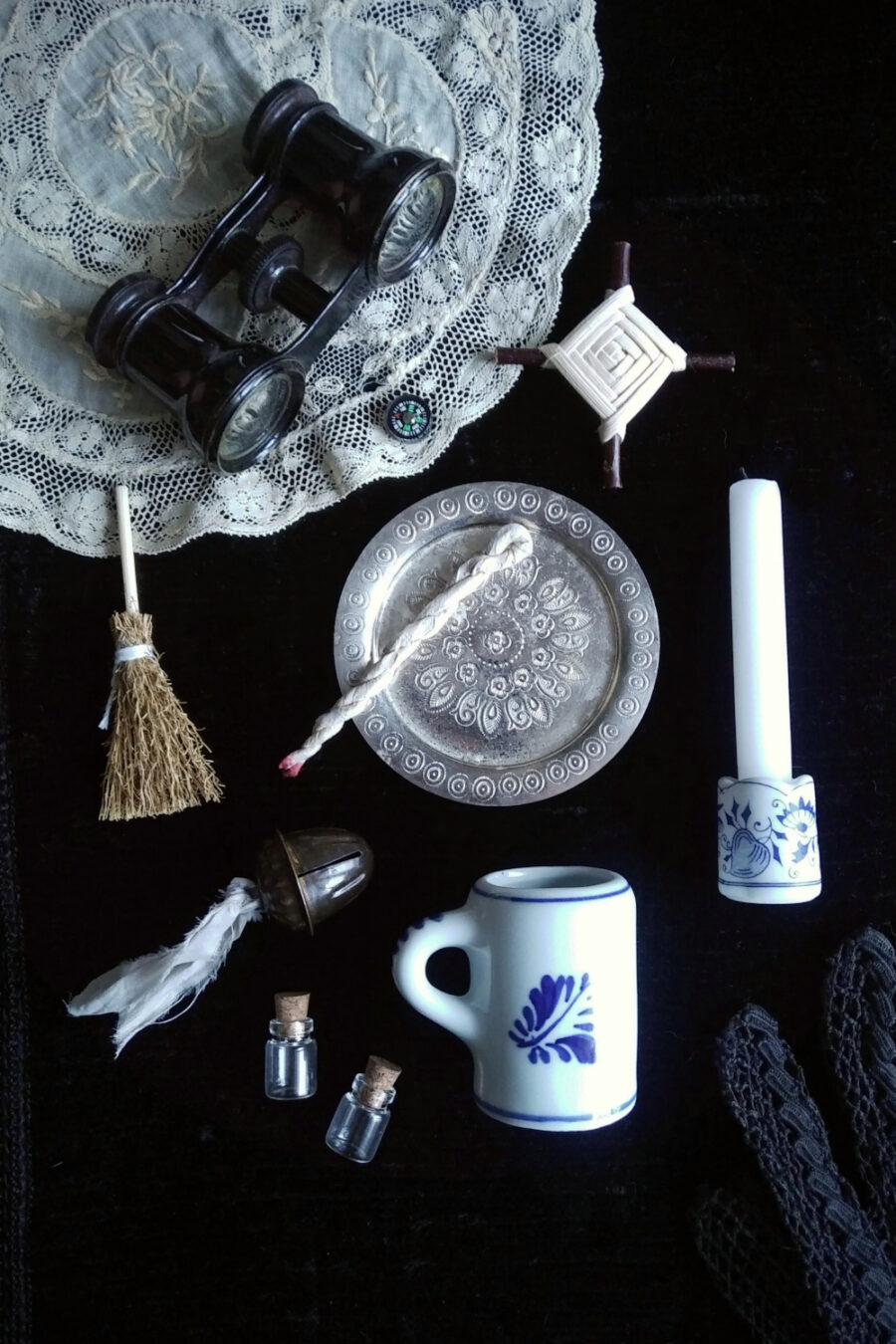 SLEEPY-HOLLOW WITCH. PORTABLE ALTAR KIT ✷vintage mini tray, cup & candle holder, wicker cross, mini vials, compass - Image 3