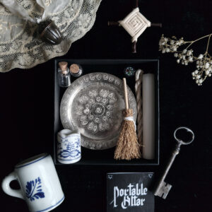 SLEEPY-HOLLOW WITCH. PORTABLE ALTAR KIT ✷vintage mini tray, cup & candle holder, wicker cross, mini vials, compass