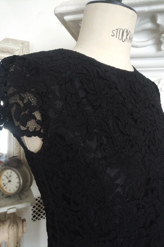 OFFICE-SIREN BLACK GUIPURE LACE TOP ※ fitted,cap sleeves - Image 4