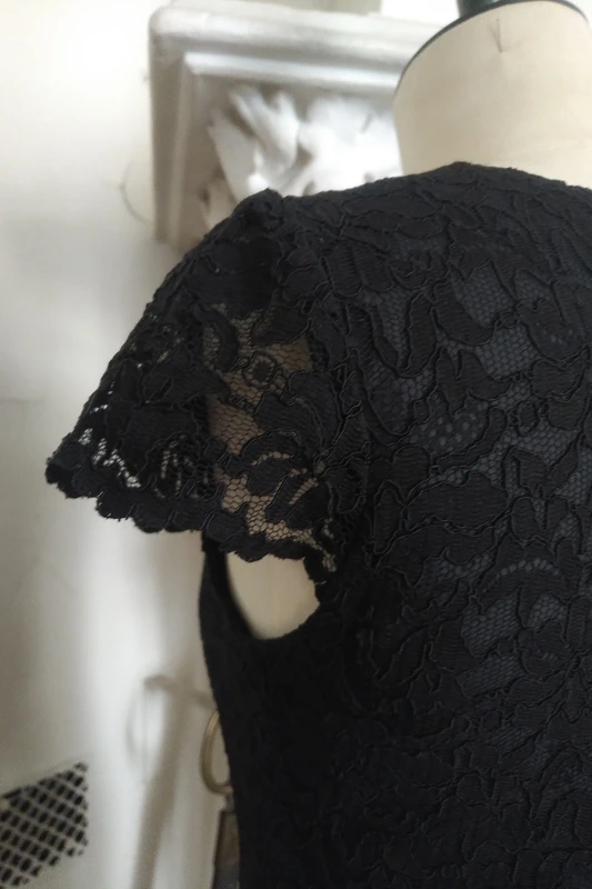 OFFICE-SIREN BLACK GUIPURE LACE TOP ※ fitted,cap sleeves - Image 3