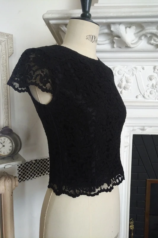 OFFICE-SIREN BLACK GUIPURE LACE TOP ※ fitted,cap sleeves - Image 2